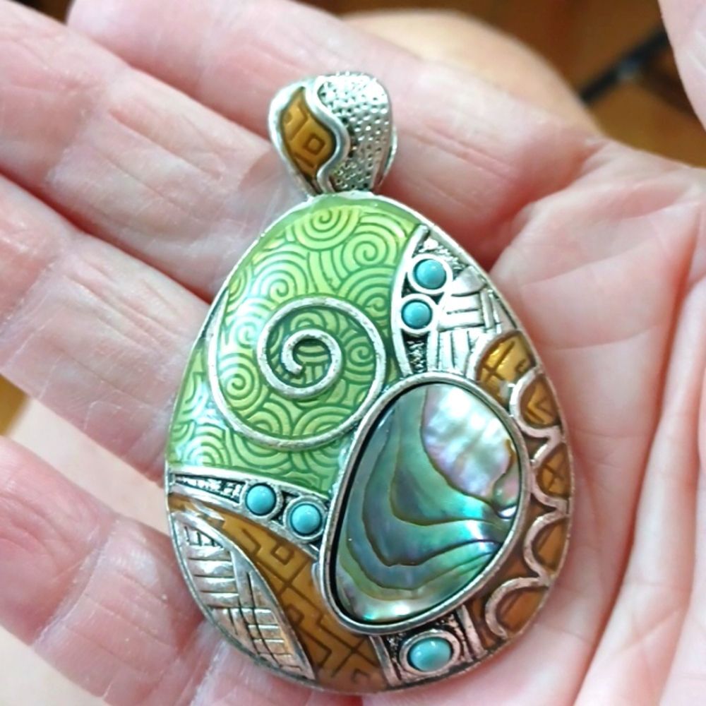 Y2K Lia Sophia Silver Pendant Mother of Pearl Oval Pendant 3x2 NWOT